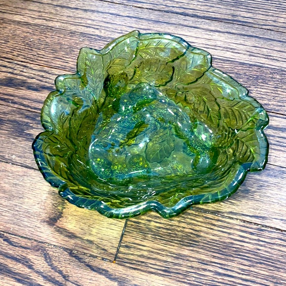 Vintage 1970s green carnival glass dish - Picture 1 of 8